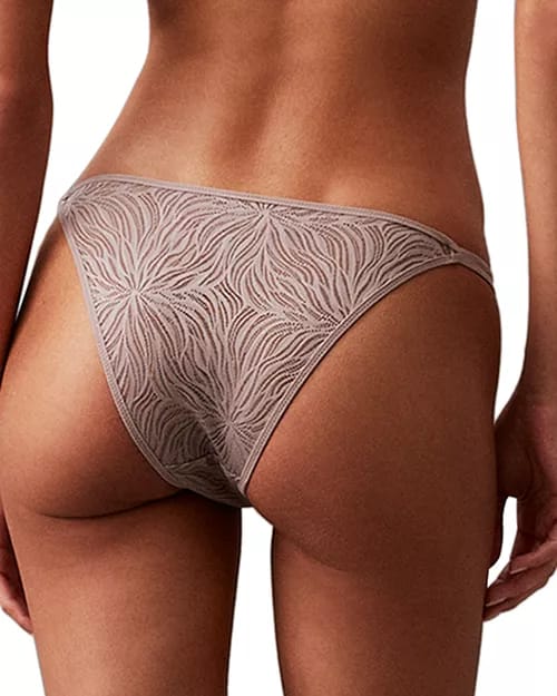Tanga de pierna alta de Calvin Klein con encaje marquisette transparente