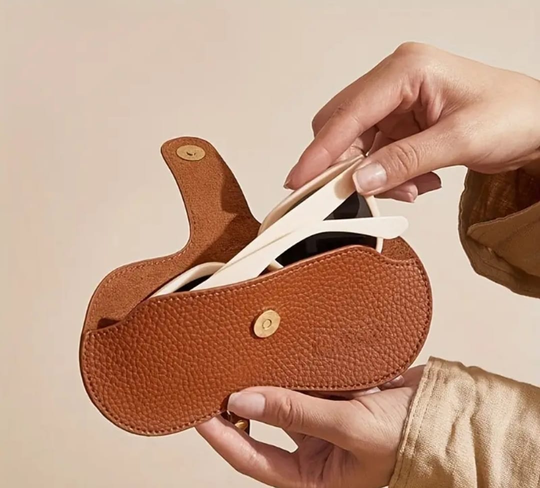 Estuche informal para gafas con cierre a presión, fabricado en piel sintética.