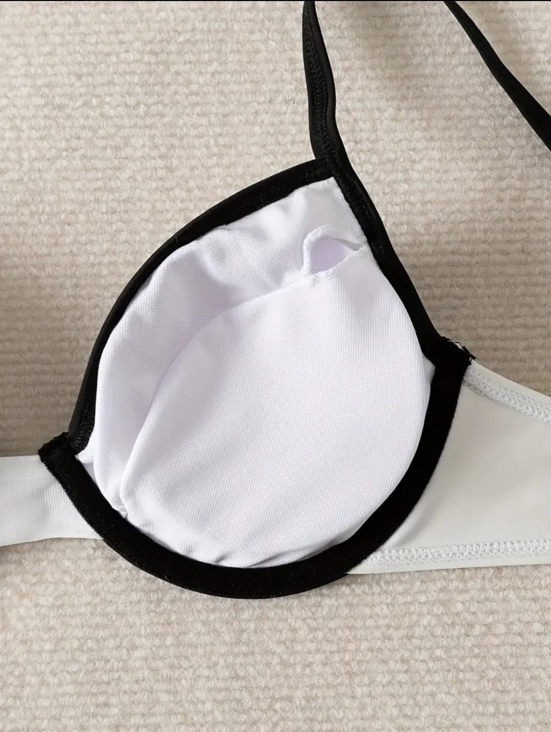 Maiô com cores contrastantes preto e branco, top push-up e biquíni moderno.