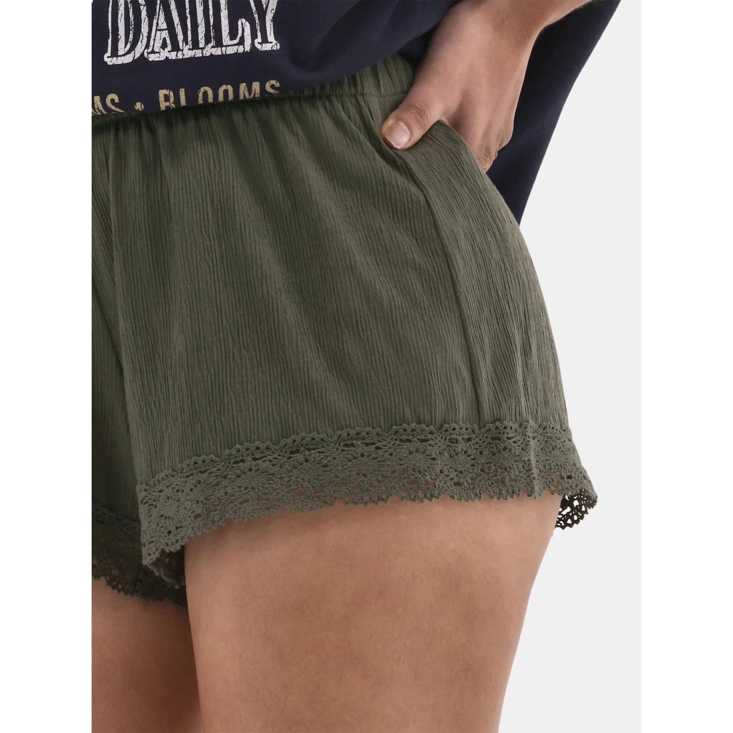 Shorts amassados ​​com acabamento em crochê, 3,75" de comprimento interno, feminino