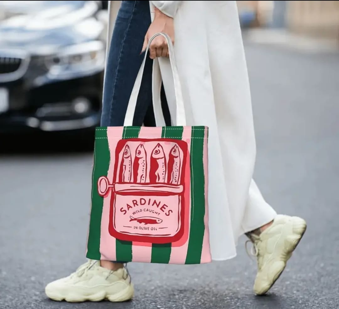 Bolsa Tote - Lona Resistente com Listras Pintadas à Mão e Tipografia em Negrito, Alça Reforçada e Forro à Prova de Vazamentos para Viagens à Praia