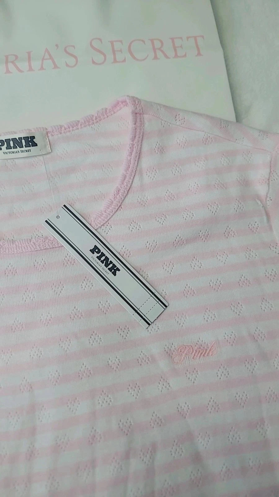 Camiseta de pijama Victoria's Secret PINK, con el logo rosa bordado.