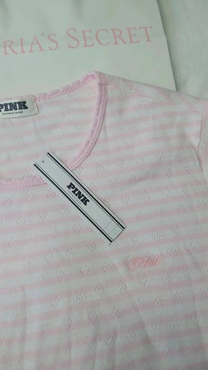 Camiseta de pijama Victoria's Secret PINK, con el logo rosa bordado.