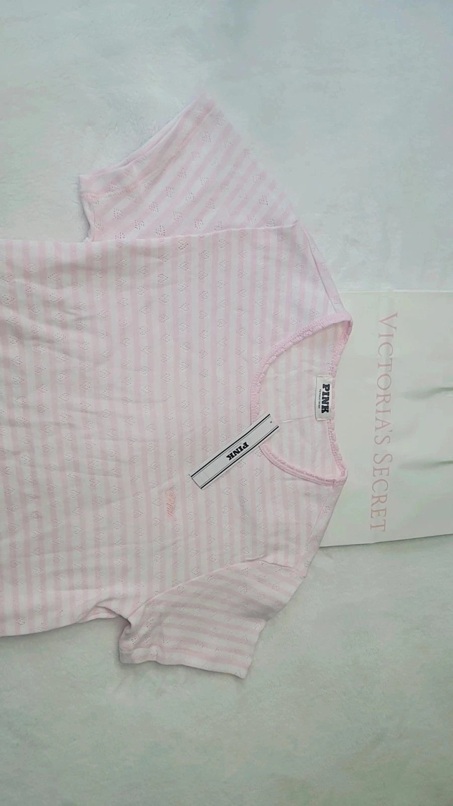 Camiseta de pijama Victoria's Secret PINK, con el logo rosa bordado.