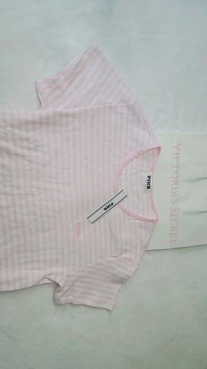 Camiseta de pijama Victoria's Secret PINK, con el logo rosa bordado.