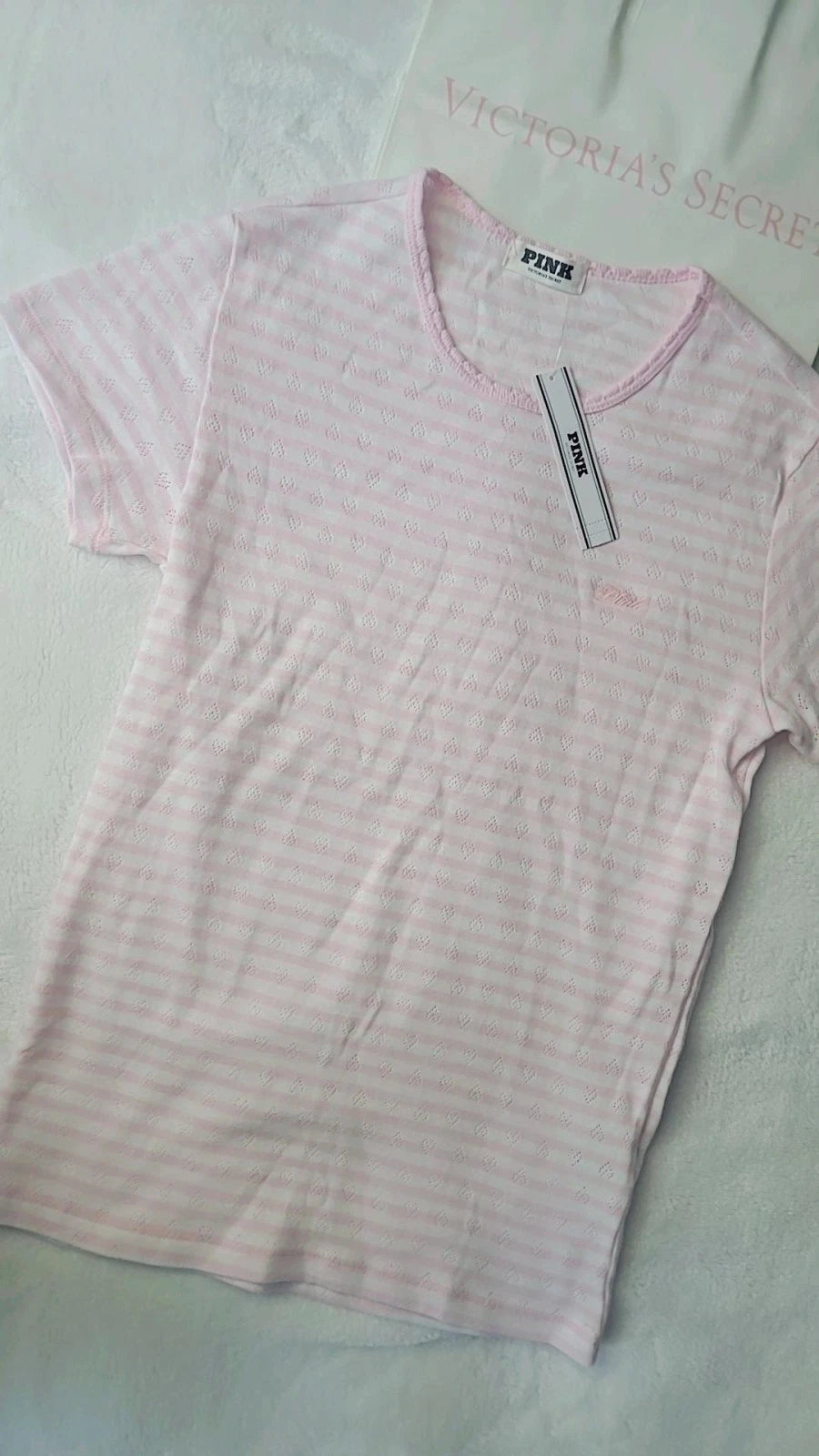 Camiseta de pijama Victoria's Secret PINK, con el logo rosa bordado.