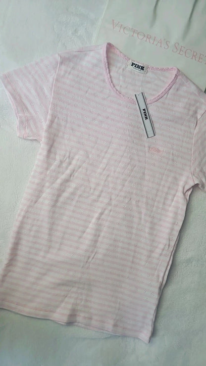 Camiseta de pijama Victoria's Secret PINK, con el logo rosa bordado.