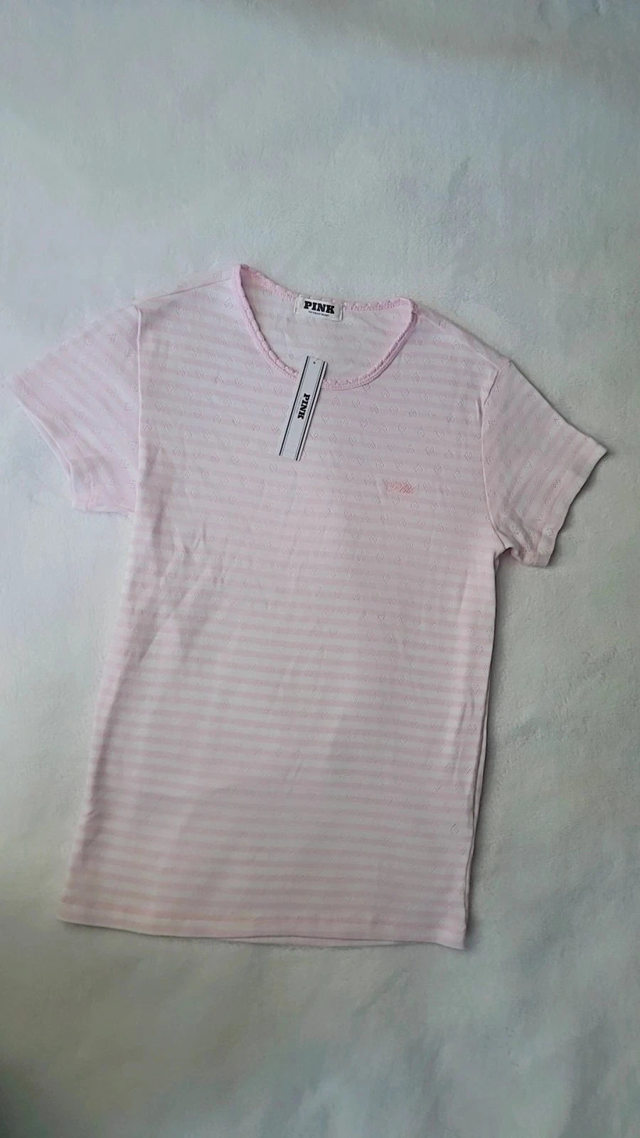 Camiseta de pijama Victoria's Secret PINK, con el logo rosa bordado.