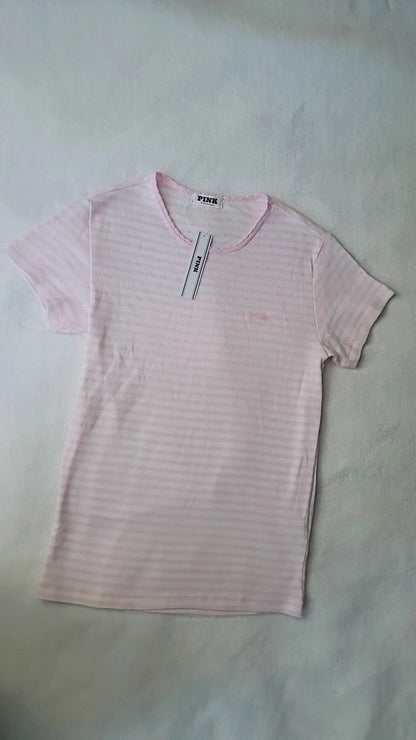 Camiseta de pijama Victoria's Secret PINK, con el logo rosa bordado.