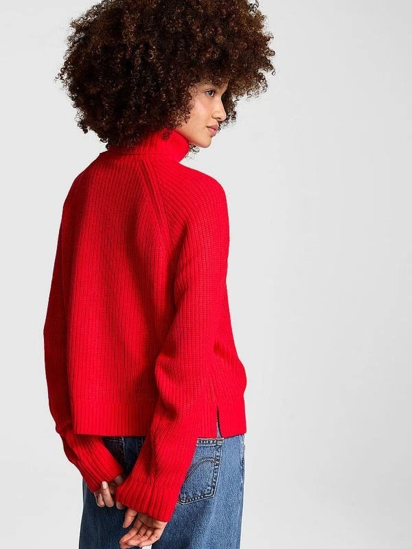 Suéter de cuello alto estilo universitario de Victoria's Secret