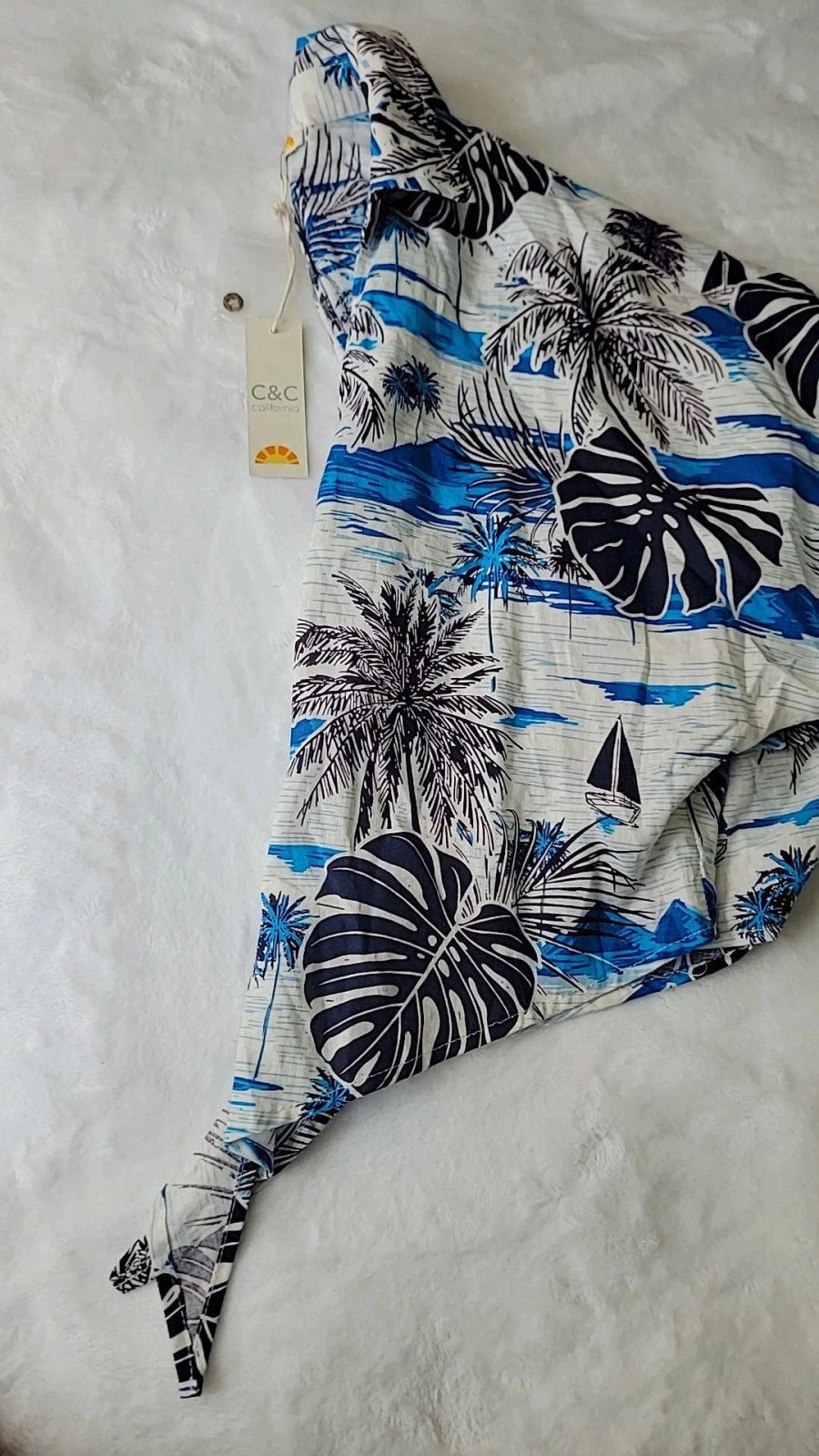 Blusa feminina C&amp;C California em linho azul floral, manga curta, estilo boho praia/artístico.