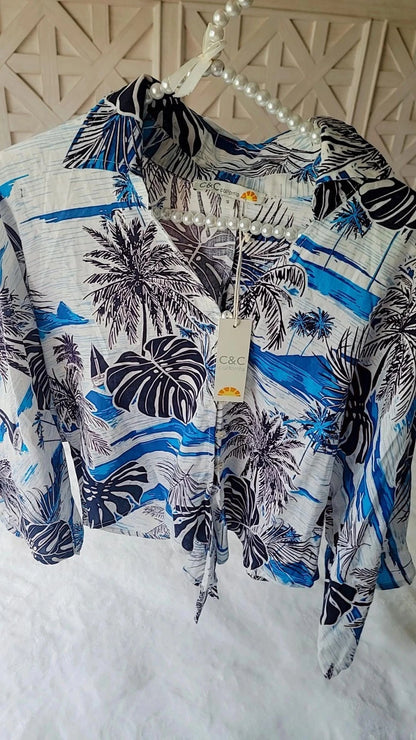 Blusa feminina C&amp;C California em linho azul floral, manga curta, estilo boho praia/artístico.