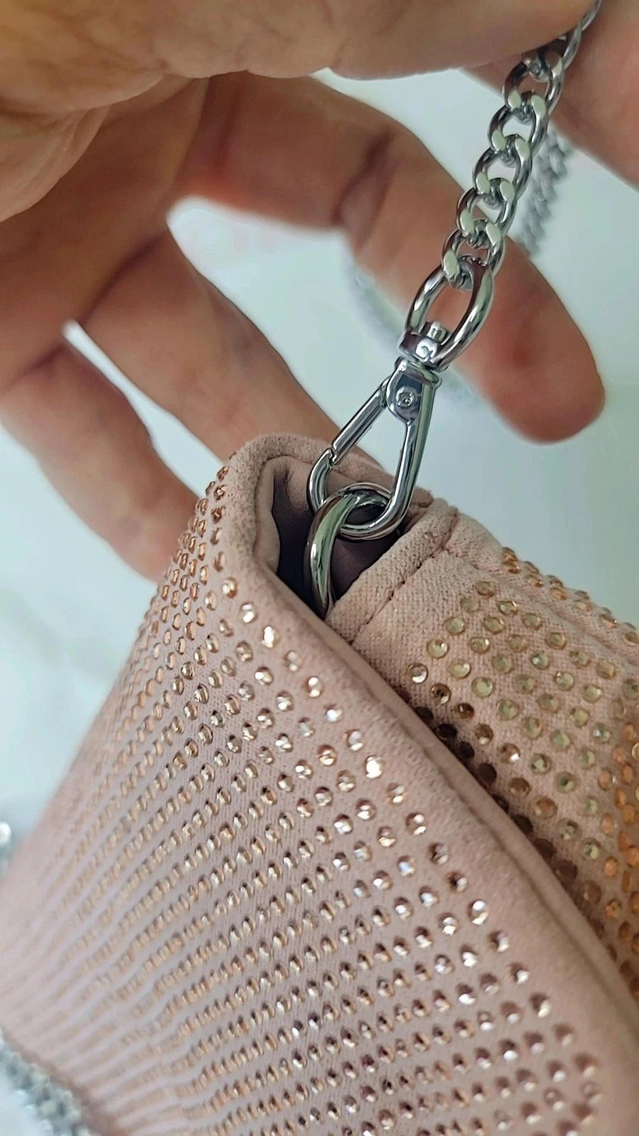 Bolsa transversal mini da Victoria's Secret, cor ouro rosa, fecho magnético.