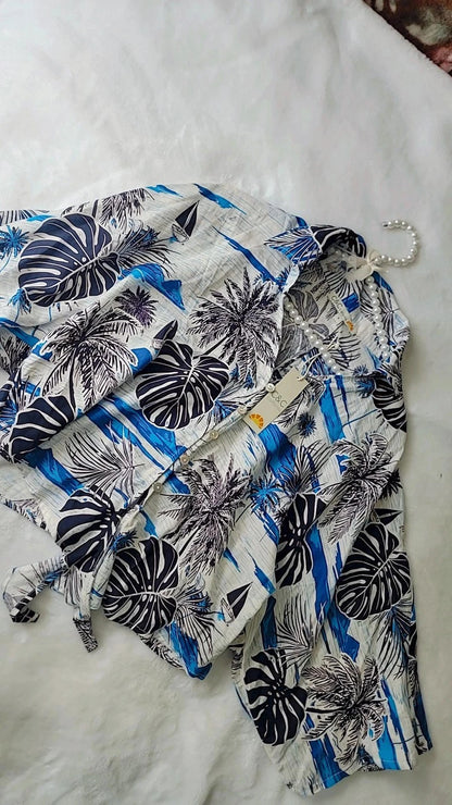 Blusa feminina C&amp;C California em linho azul floral, manga curta, estilo boho praia/artístico.