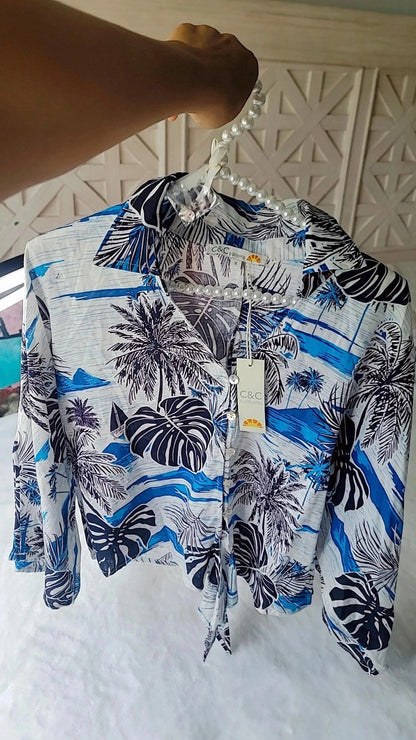 Blusa feminina C&amp;C California em linho azul floral, manga curta, estilo boho praia/artístico.