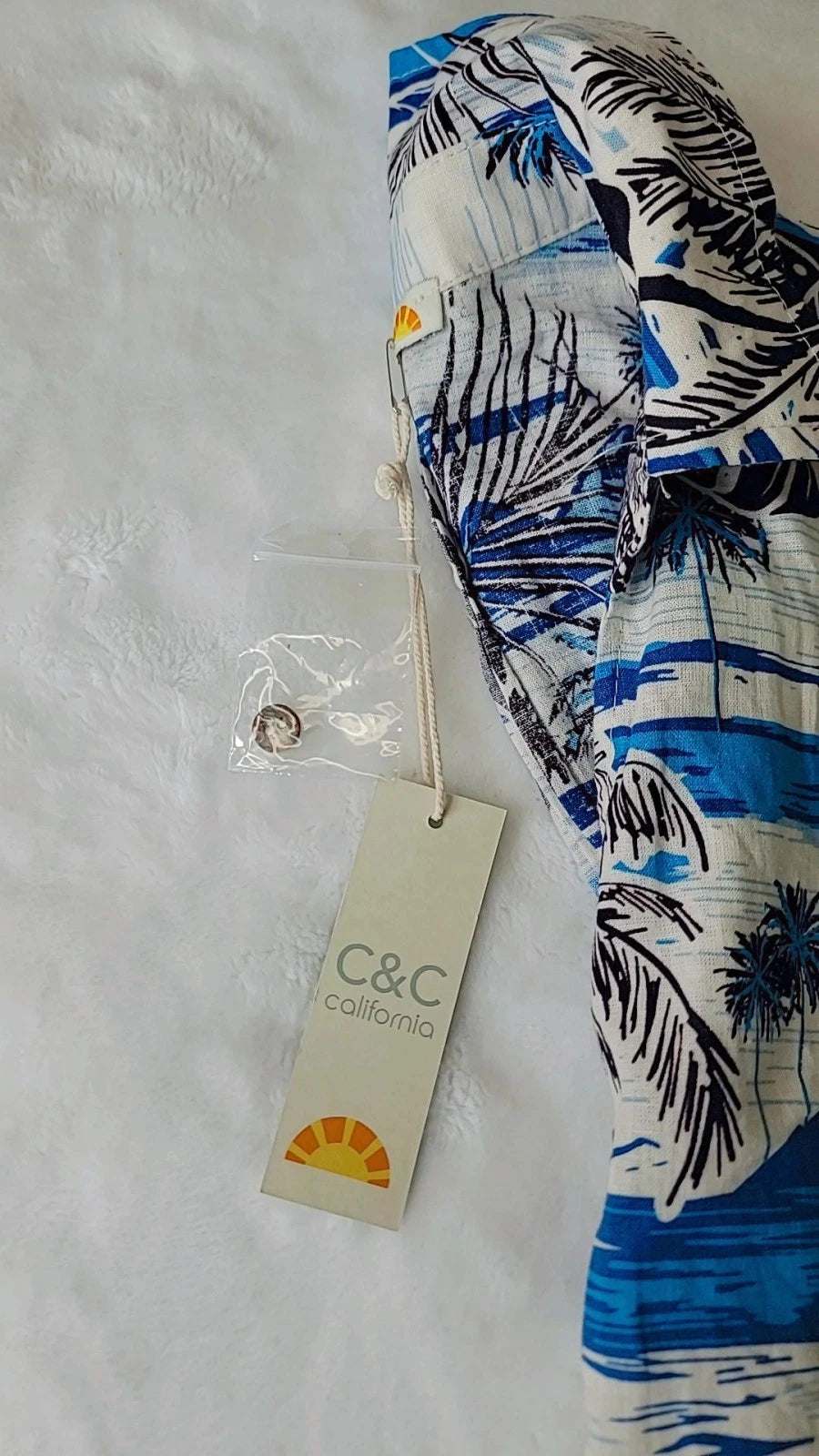 Blusa feminina C&amp;C California em linho azul floral, manga curta, estilo boho praia/artístico.