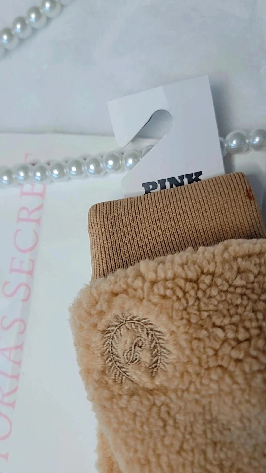 Luvas de pelúcia macia estilo ursinho da Victoria's Secret Pink, cor canela.