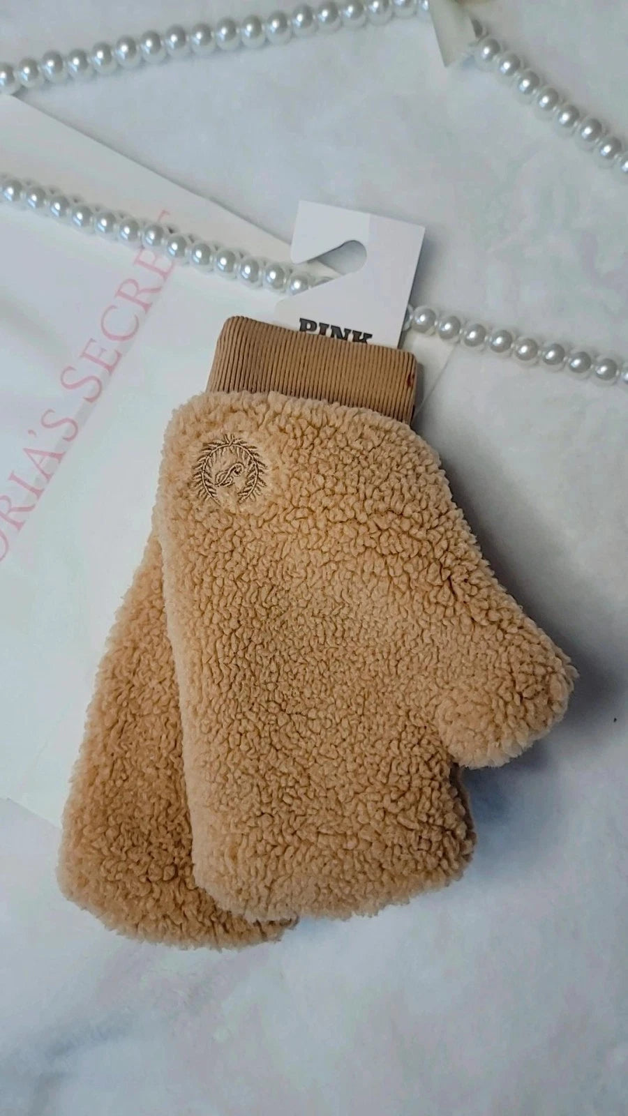 Luvas de pelúcia macia estilo ursinho da Victoria's Secret Pink, cor canela.