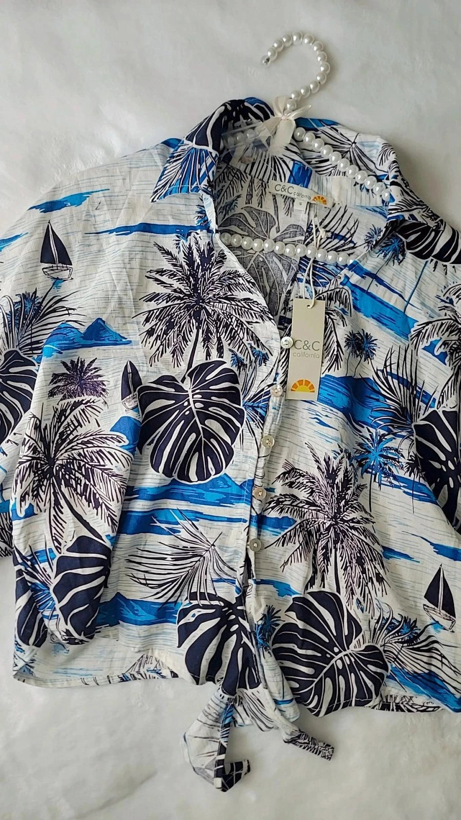 Blusa feminina C&amp;C California em linho azul floral, manga curta, estilo boho praia/artístico.