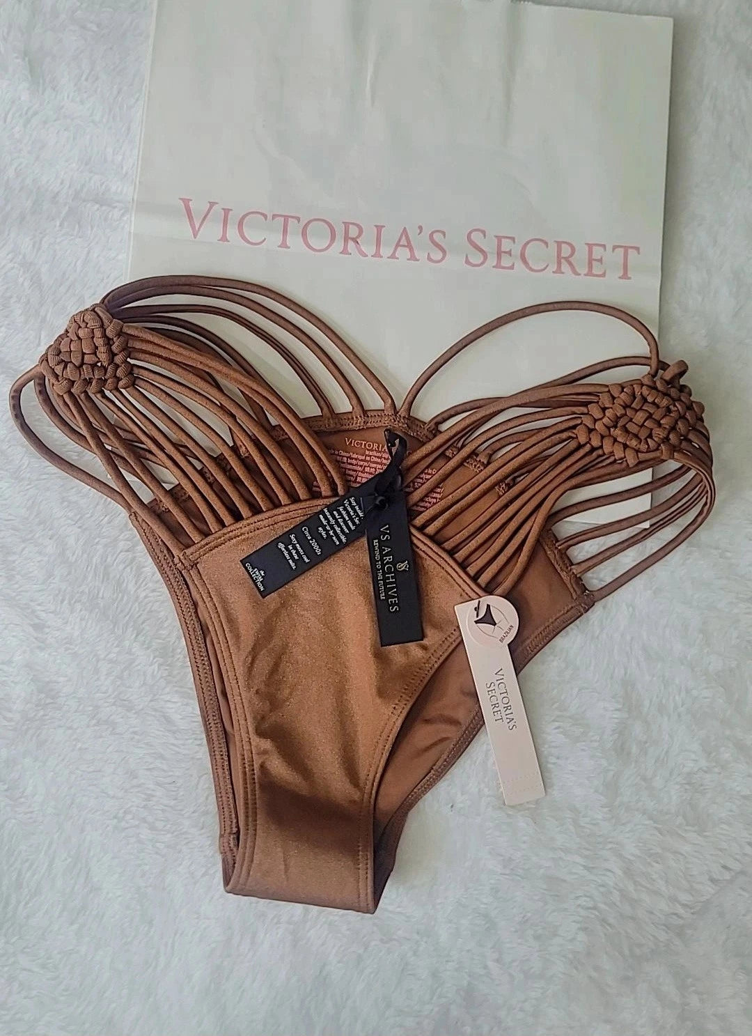 Maiô Victoria's Secret Archives com estampa em macramê, calcinha nova, cor marrom.