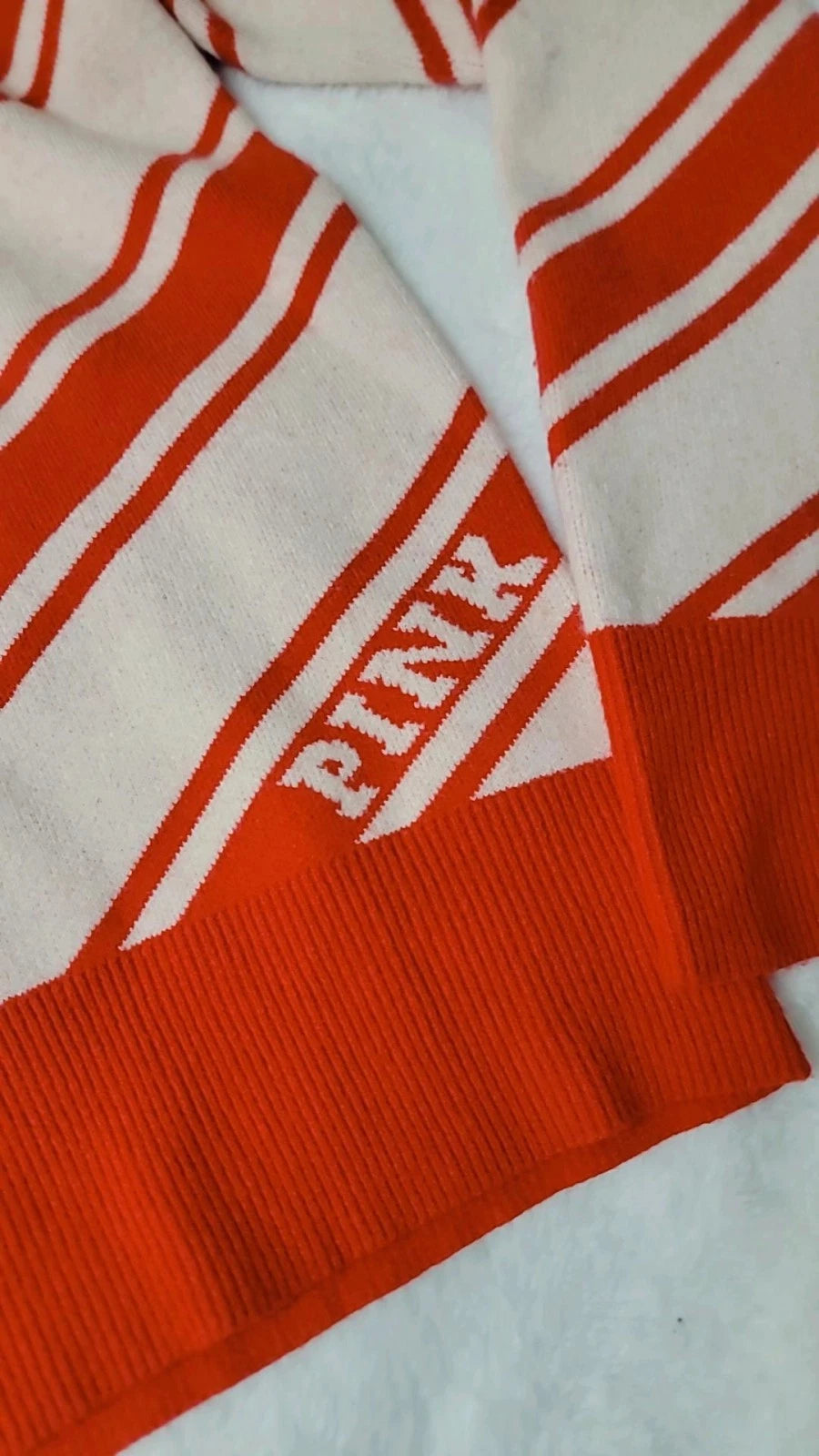 Suéter navideño de Victoria's Secret PINK