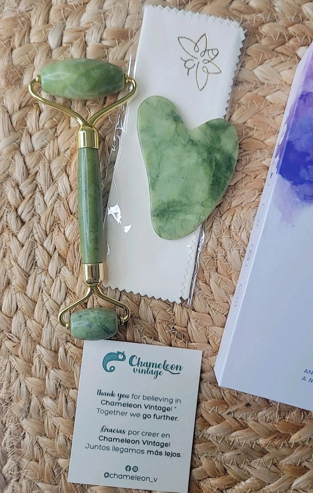Conjunto Roller + Pedra Gua Sha - Massageador Facial Original de Jade - Cuidados Antienvelhecimento para a Pele