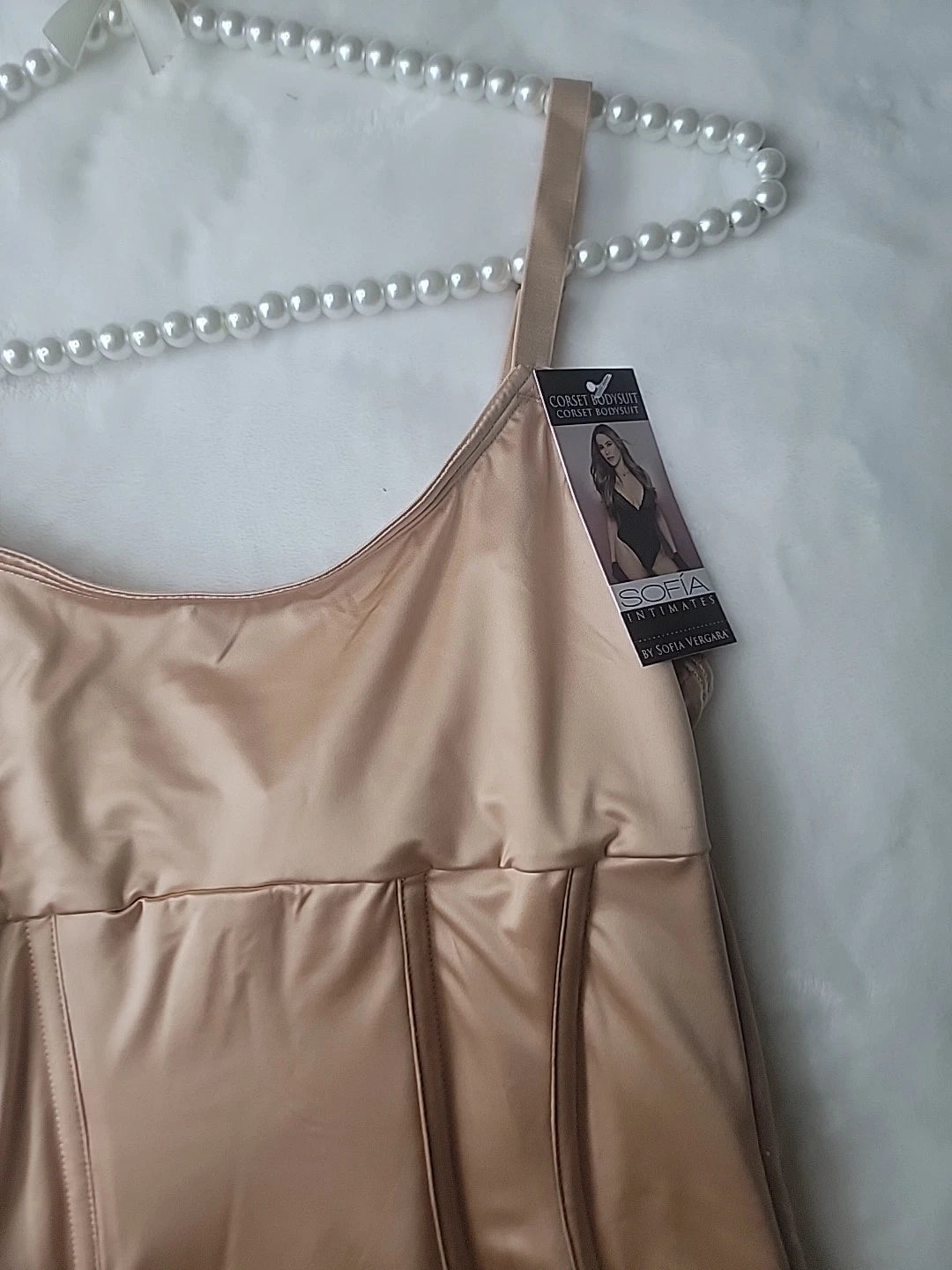 Body de cetim estruturado Sofia Vergara para mulheres, bege